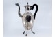  Cafeteira em prata com o corpo e tampa frisados e cabo em madeira de castanho, bico com figura mitológica e assente sobre três pés alteados.