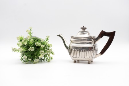 Bule em prata canelada com asa fixa de madeira de castanho