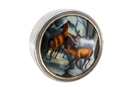 Caixa em prata com imagem esmaltada na tampa com veados no gelo.