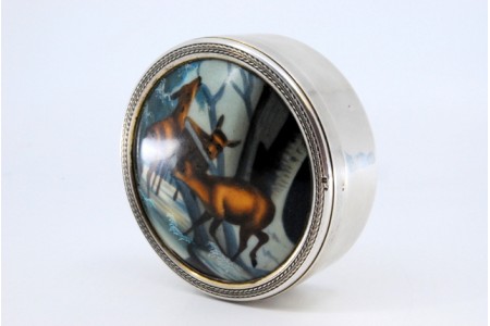 Caixa em prata com imagem esmaltada na tampa com veados no gelo.