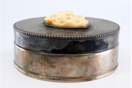 Caixa em prata lisa de forma circular perlada no bordo com senhora e menino na tampa.