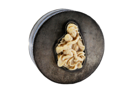 Caixa em prata lisa de forma circular perlada no bordo com senhora e menino na tampa.