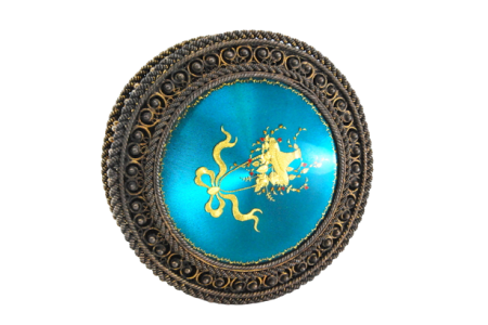 Caixa de prata roseada em filigrana e tampa decorada com motivos florais.