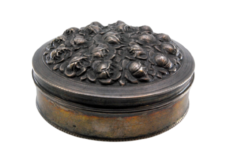 Caixa em prata com flores relevas na tampa e friso perlado.