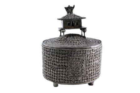 Caixa em prata roseada ao gosto oriental.