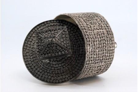 Caixa em prata roseada ao gosto oriental.