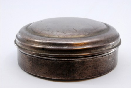 Caixa em prata lisa com interior dourado.