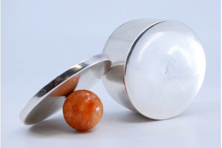  Caixa em prata lisa de forma circular e dourada no interior com a tampa amovível.