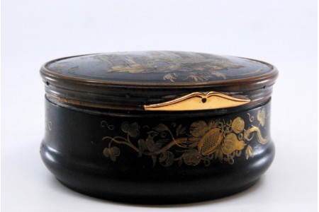  Caixa de rapé com tampa de osso e tartaruga coberta por ouro, com adornos florais