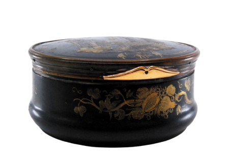  Caixa de rapé com tampa de osso e tartaruga coberta por ouro, com adornos florais