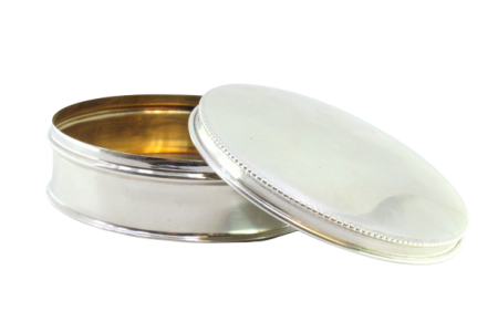 Caixa em prata lisa de forma circular e perlada na tampa amovível.