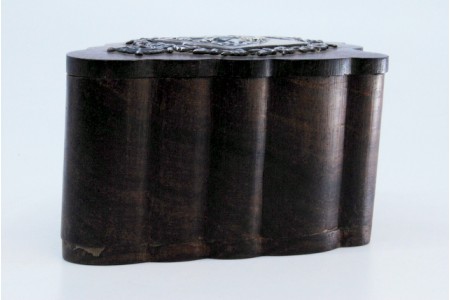  Caixa em pau santo com incrustações em prata de cavaleiro em combate.