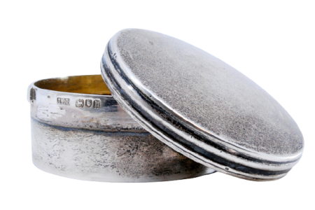   Caixa em prata lisa de forma circular com tampa amovível frisada.