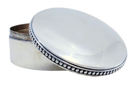 Caixa em prata lisa de froma circular com tampa perlada amovível.