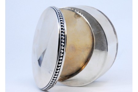 Caixa em prata lisa de froma circular com tampa perlada amovível.