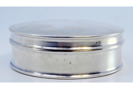 Caixa em prata lisa para terço de forma circular.