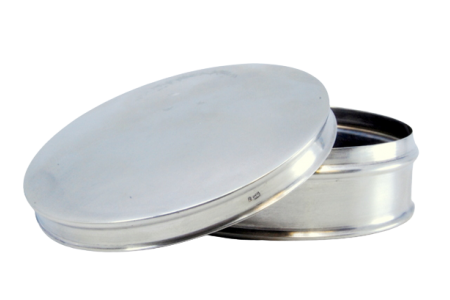 Caixa em prata lisa para terço de forma circular.