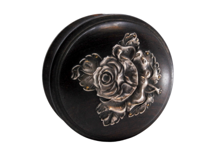 Caixa em pau santo com aplicação de prata na tampa em forma de flor.