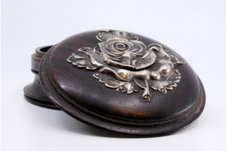 Caixa em pau santo com aplicação de prata na tampa em forma de flor.