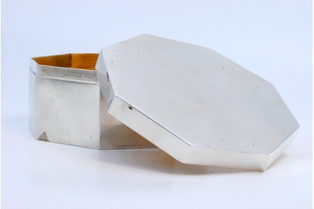 Caixa em prata lisa de forma octogonal e com interior em dourado.