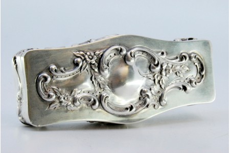 Caixa em prata relevada com motivos florais e volutas.