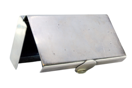 Caixa em prata lisa com aplicações para abertura e interior forrado de azul.