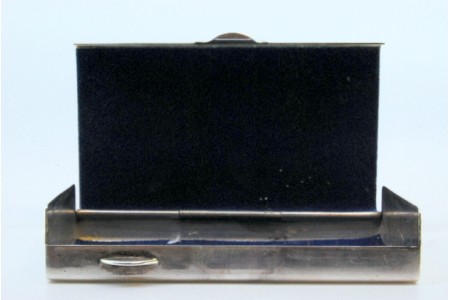 Caixa em prata lisa com aplicações para abertura e interior forrado de azul.