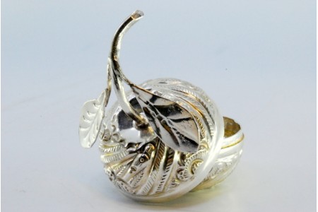 Caixa em prata em formato de fruto com relevos e aplicações de folhas.