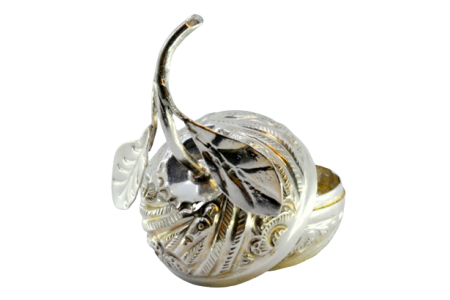 Caixa em prata em formato de fruto com relevos e aplicações de folhas.
