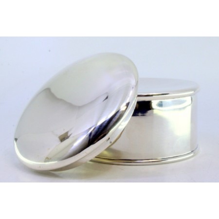 Caixa em prata lisa para chá de forma redonda e frisos na envolvência.