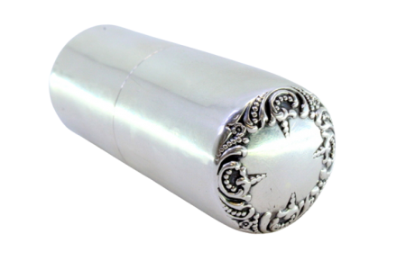 Caixa em prata lisa para terço com relevos na tampa.