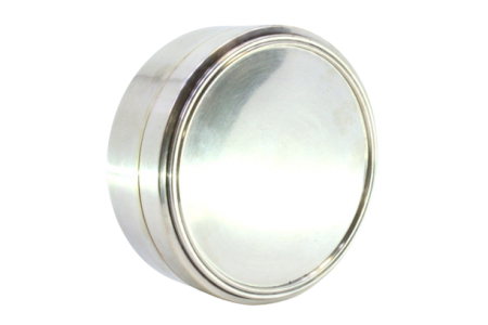 Caixa em prata lisa com friso duplo na tampa amovível.