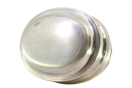 Caixa em prata de forma oval com gravados na envolvência e com tampa amovível.