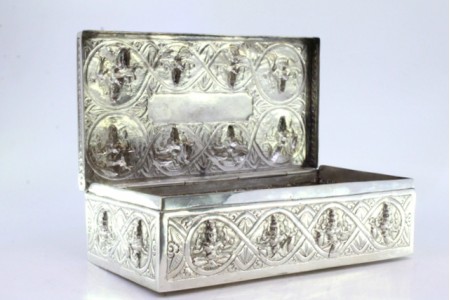 Caixa em prata relevada com divindades Hindus com friso na envolvência envolvendo cartela para monograma.