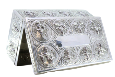 Caixa em prata relevada com divindades Hindus com friso na envolvência envolvendo cartela para monograma.