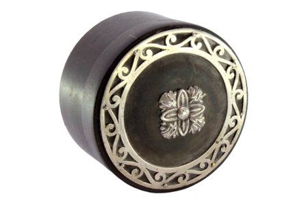 Caixa em pau santo com aplicações de prata na tampa.