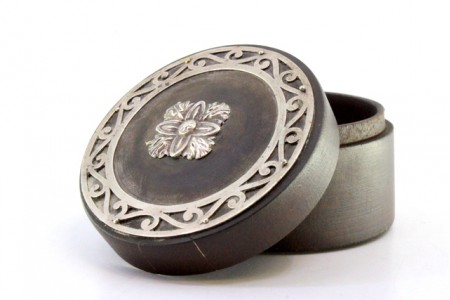 Caixa em pau santo com aplicações de prata na tampa.