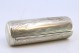 Caixa de toilette em prata com gravados guilhochados de forma tubular e interior dourado.