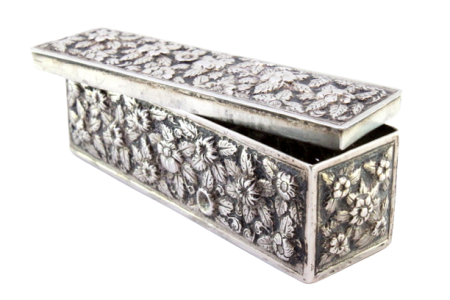 Caixa em prata de forma retangular com motivos florais relevados.
