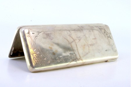 Caixa em prata para óculos com gravados e aplicação de cabochão azul no fecho de abertura