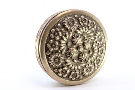 Caixa em prata com motivos florais relevados na tampa amovível e friso na envolvência.
