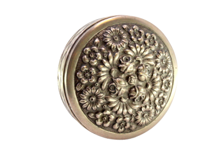 Caixa em prata com motivos florais relevados na tampa amovível e friso na envolvência.