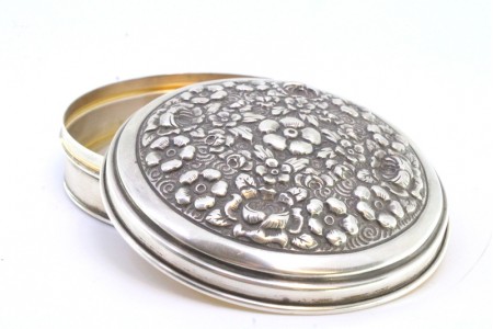 Caixa em prata com motivos florais relevados na tampa amovível e interior dourado.
