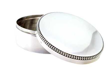 Caixa em prata lisa de forma circular perlada na envolvência.