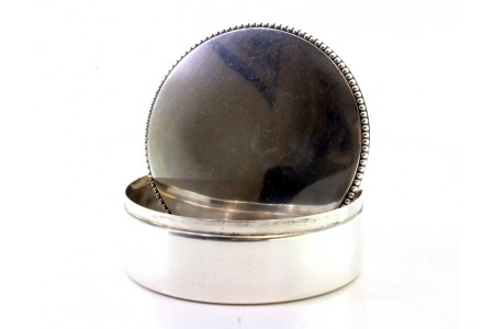 Caixa em prata lisa de forma circular perlada na envolvência.