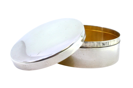 Caixa em prata lisa em forma circular com interior em dourado.