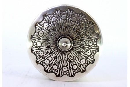 Caixa em prata relevada de forma circular e pomo na tampa amovível.