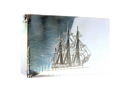 Caixa em prata para selos com caravela gravada e tampa basculante.