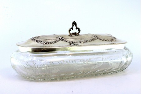 Saboneteira em vidro lapidado a ácido, tampa em prata com relevos e pomo recortado.