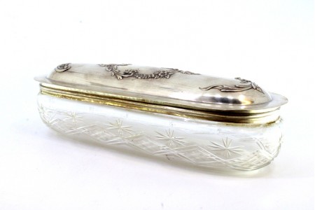 Saboneteira em vidro lapidado a ácido e tampa amovível em prata com relevos